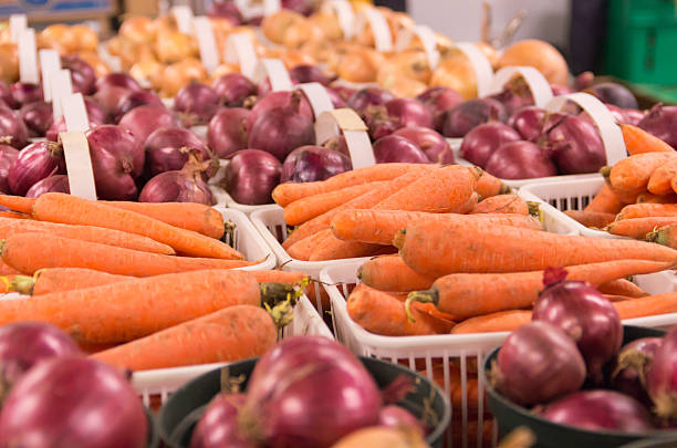 オーガニック野菜のファーマーズマーケット - farmers market agricultural fair agriculture beet ストックフォトと画像