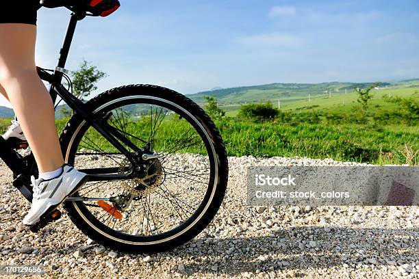 Foto de Perna De Mulher Na Bicicleta e mais fotos de stock de Bicicleta - Bicicleta, Exploração, 25-30 Anos