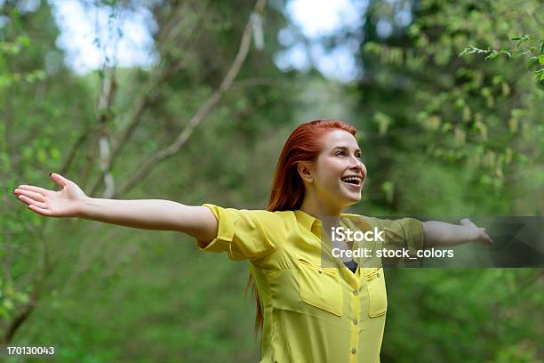 Glück Und Mehr Stockfoto und mehr Bilder von Alles hinter sich lassen - Alles hinter sich lassen, Arme hoch, Attraktive Frau