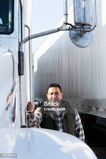 Hispanic Camionista - Fotografie stock e altre immagini di Camionista - Camionista, Composizione verticale, TIR
