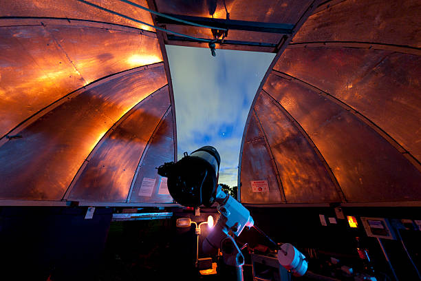 vista desde un observatorio - telescopio fotografías e imágenes de stock