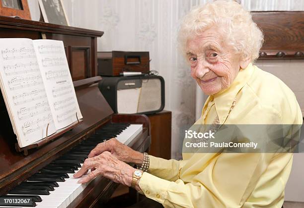 Пожилые Леди Играет На Пианино Дома — стоковые фотографии и другие картинки Более 100 лет - Более 100 лет, Женщины, Фортепиано