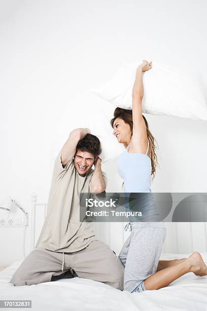 Lifestyle Junger Verspielter Paar Entspannenden Auf Schlafzimmer Stockfoto und mehr Bilder von Kissenschlacht