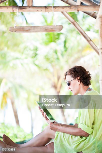 Mulher Com Tablet Digital No Paradisiac Praia - Fotografias de stock e mais imagens de 35-39 Anos - 35-39 Anos, Acessibilidade, Adulto