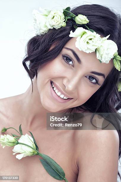 Hipersensibilidad Bella Mujer Con Flores Foto de stock y más banco de imágenes de 20-24 años - 20-24 años, Adulto, Adulto joven