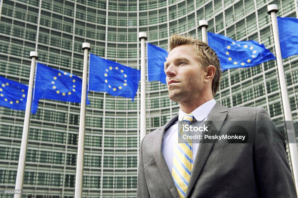 Homme d'affaires se trouve au sein de l'UE, du siège de la Commission européenne de Bruxelles - Photo de Drapeau libre de droits