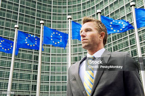 Biznesmen Stoi W Ue Komisji Europejskiej Headquarters Building Brukseli - zdjęcia stockowe i więcej obrazów Biznesmen