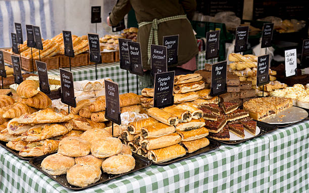 pâtisseries sur un étal de boulanger - heap currency british pounds stack photos et images de collection