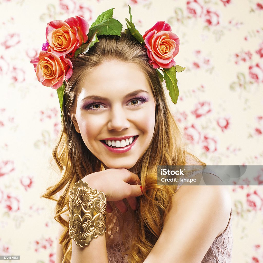 Bella mujer joven con rosas en su cabello - Foto de stock de 20 a 29 años libre de derechos