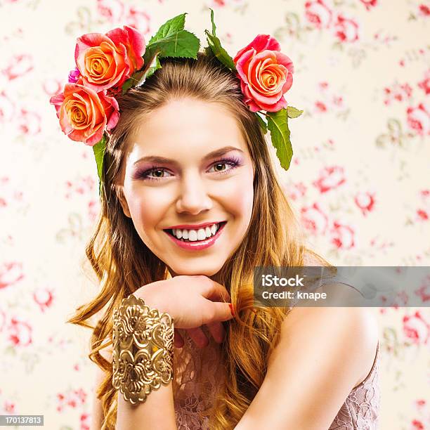 Bella Mujer Joven Con Rosas En Su Cabello Foto de stock y más banco de imágenes de 20 a 29 años - 20 a 29 años, 20-24 años, A la moda