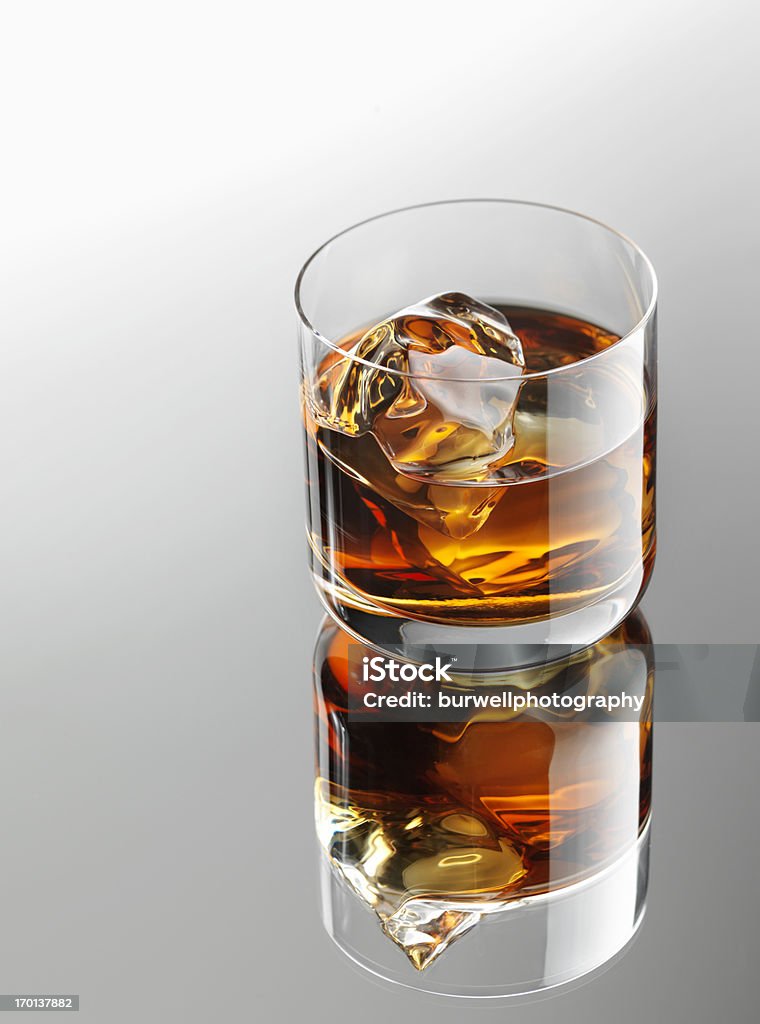 Виски с кубиками льда - Стоковые фото Виски роялти-фри