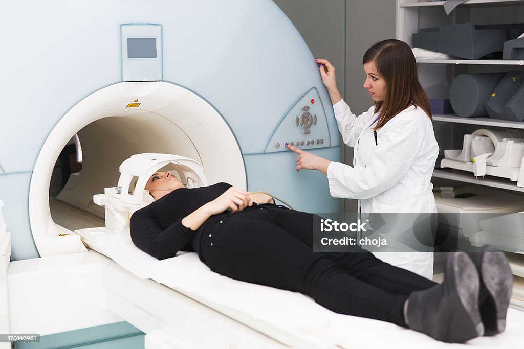 Image à résonance magnétique de jolie femme Jeune médecin prepairing son - Photo de Centre médical libre de droits