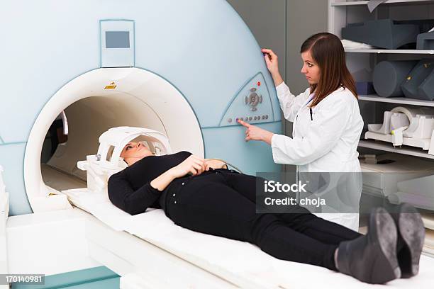 Exame De Ressonância Magnética De Mulher Bonita Jovem Médico Prepairing Seu - Fotografias de stock e mais imagens de Clínica médica