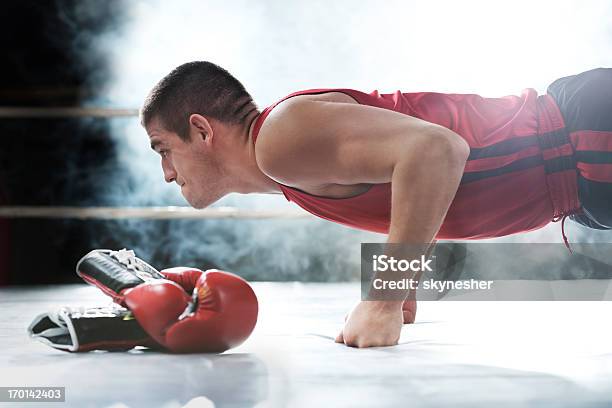 ボクサーを行う腕立て伏せます - 1人のストックフォトや画像を多数ご用意 - 1人, キックボクシング, スポーツ