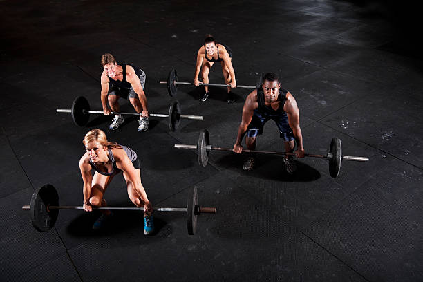 グループのボディビルダーリフティングのバーベル - strongman weightlifting human muscle men ストックフォトと画像