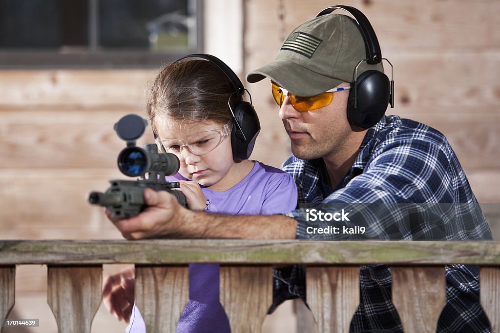 Ojciec nauczanie dzieci, aby uchwyt pistoletu - Zbiór zdjęć royalty-free (Broń palna)