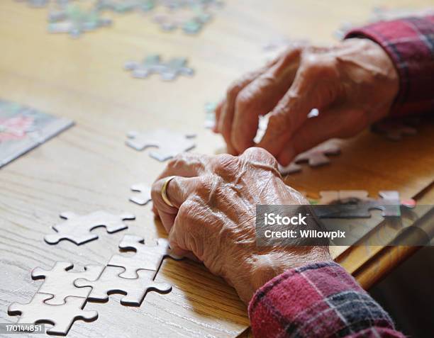 Photo libre de droit de Homme Âgé De Lassemblage Puzzle banque d'images et plus d'images libres de droit de Puzzle - Puzzle, Troisième âge, Hommes seniors