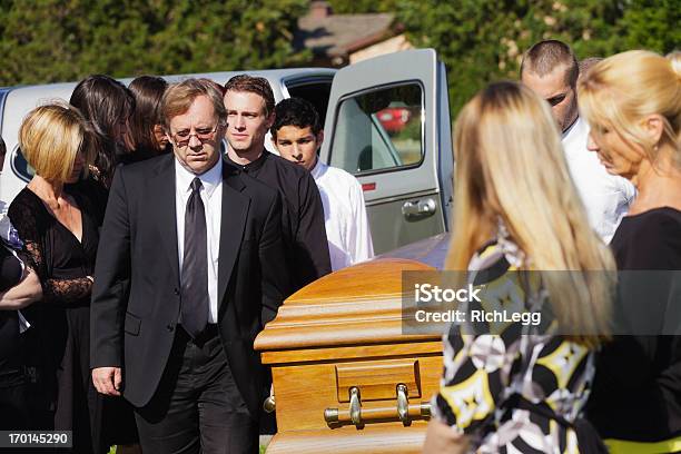 Funeral Pallbearers Stockfoto und mehr Bilder von Begräbnis - Begräbnis, Auto, Bestattungsunternehmen