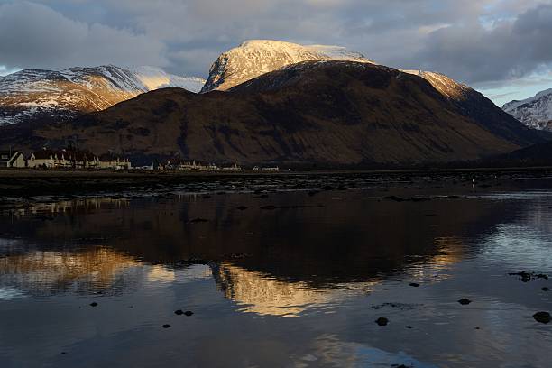 ben nevis al crepuscolo - ben nevis nevis ben loch foto e immagini stock