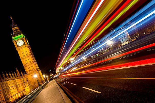 por la noche, las luces de la ciudad de londres y - westminster bridge fotografías e imágenes de stock