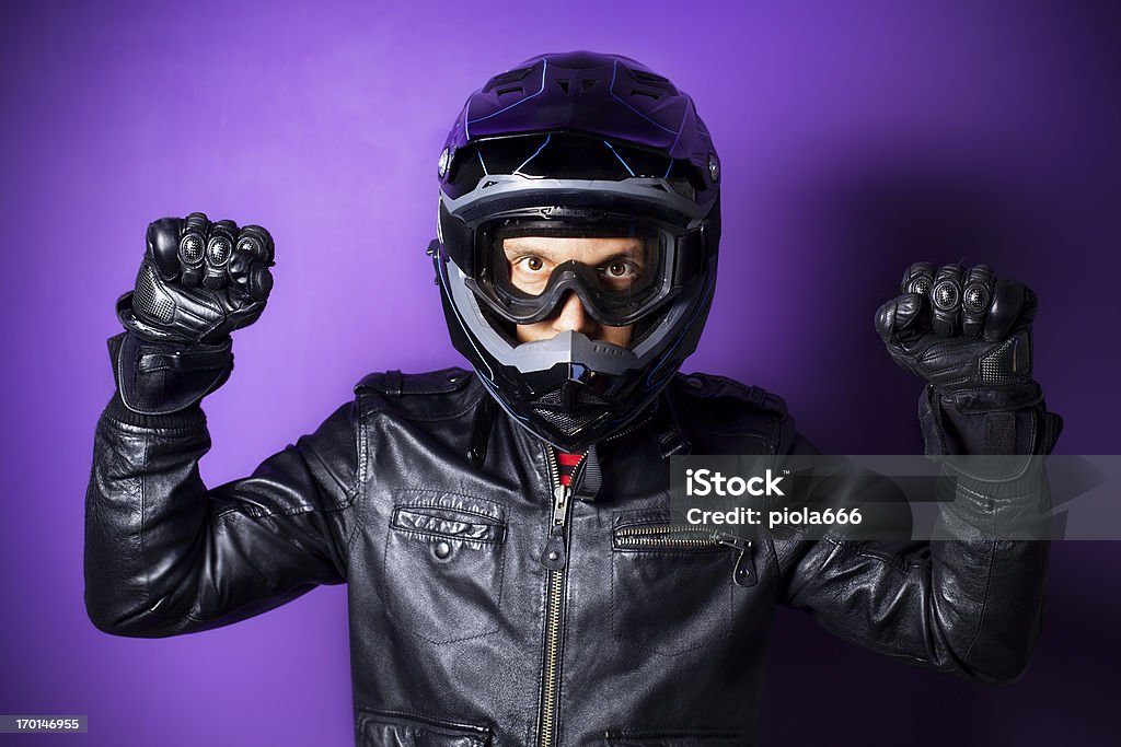 Motocross moto Rider avec casque soulevé poings Enduro - Photo de Casque libre de droits