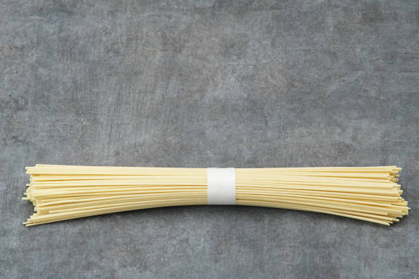 dried raw noodles - spaghetti cooked heap studio shot imagens e fotografias de stock