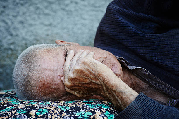 old hombre - pain human eye senior adult men fotografías e imágenes de stock