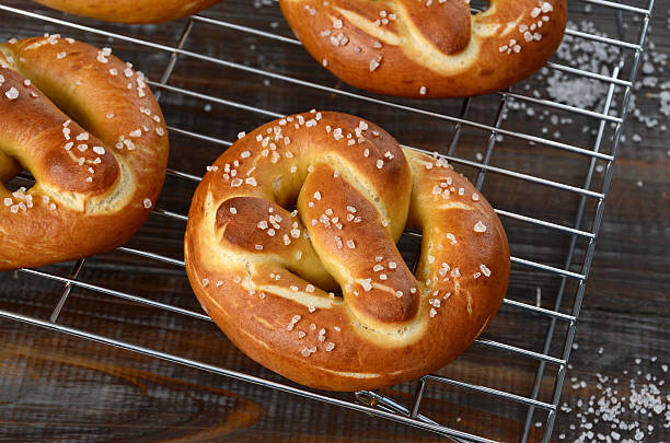 caseras pretzels suave - pretzel fotografías e imágenes de stock