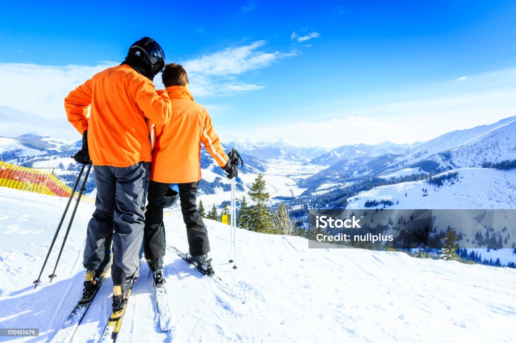 Pareja senior de esquí - Foto de stock de Montaña libre de derechos