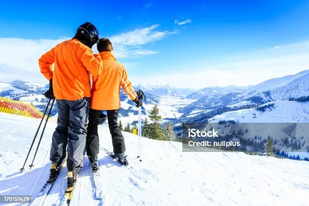 Foto de Sênior Casal Esqui e mais fotos de stock de Casal Idoso - Casal Idoso, Montanha, 60 Anos