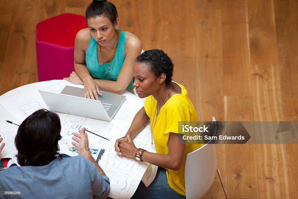 Gente de negocios en la mesa de reunión - Foto de stock de Etnia Latinoamericana libre de derechos