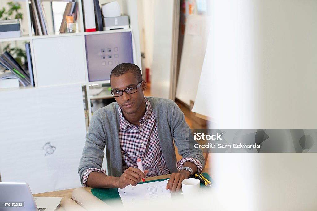 Retrato de hombre de negocios trabajando en la oficina - Foto de stock de 20-24 años libre de derechos