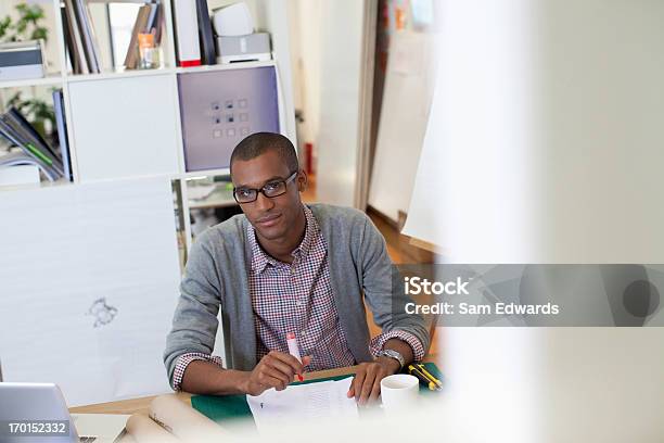 Retrato De Hombre De Negocios Trabajando En La Oficina Foto de stock y más banco de imágenes de 20-24 años