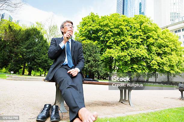 Hombre Tomando Un Descanso Foto de stock y más banco de imágenes de 40-49 años - 40-49 años, Actividad de fin de semana, Adulto