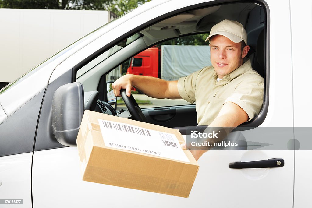 delivery boy Ausführender Sie ein Paket - Lizenzfrei Arbeiter Stock-Foto