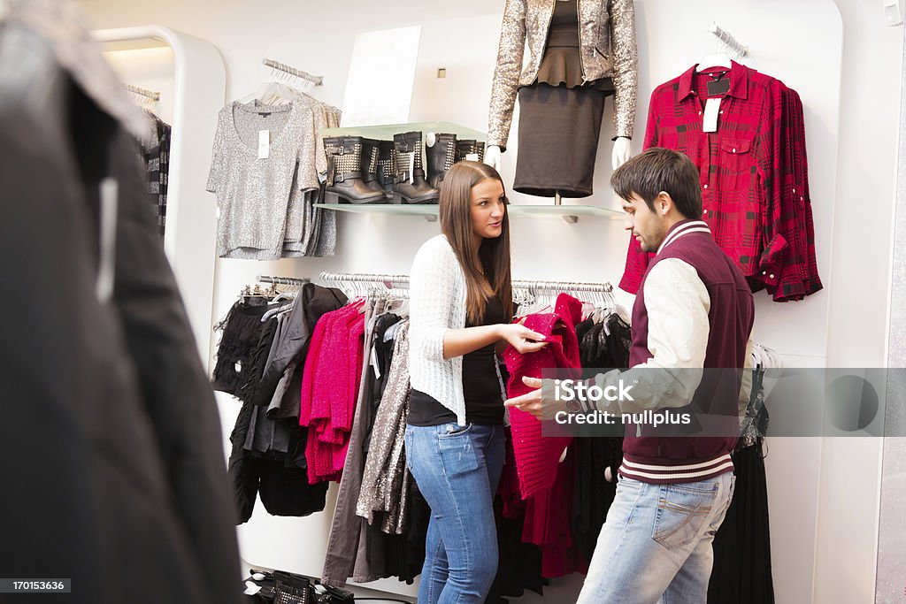 Девочка и ее бойфренд, покупки для одежды - Стоковые фото Близость роялти-фри
