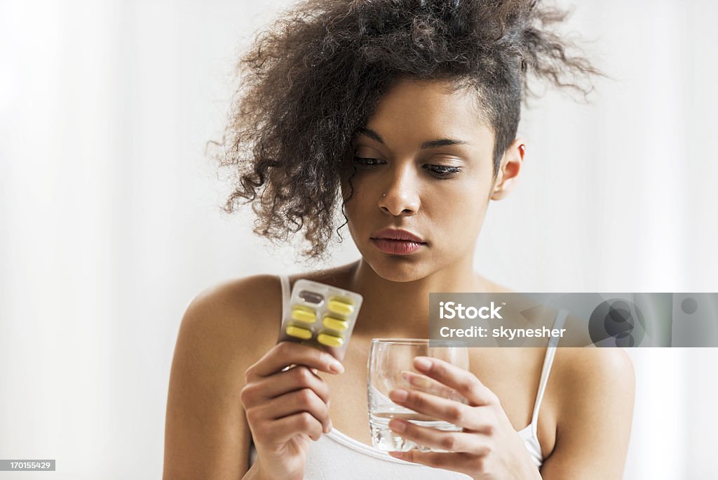 Femme afro-américaine à la médecine. - Photo de Femmes libre de droits