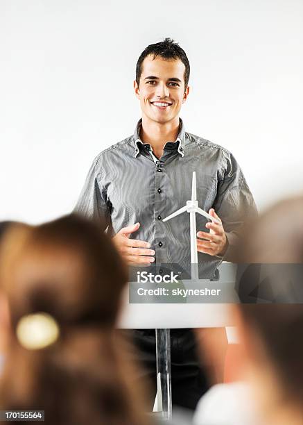 Joven Hombre Dando Un Discurso Público Sobre Energía Solar Foto de stock y más banco de imágenes de Maestro