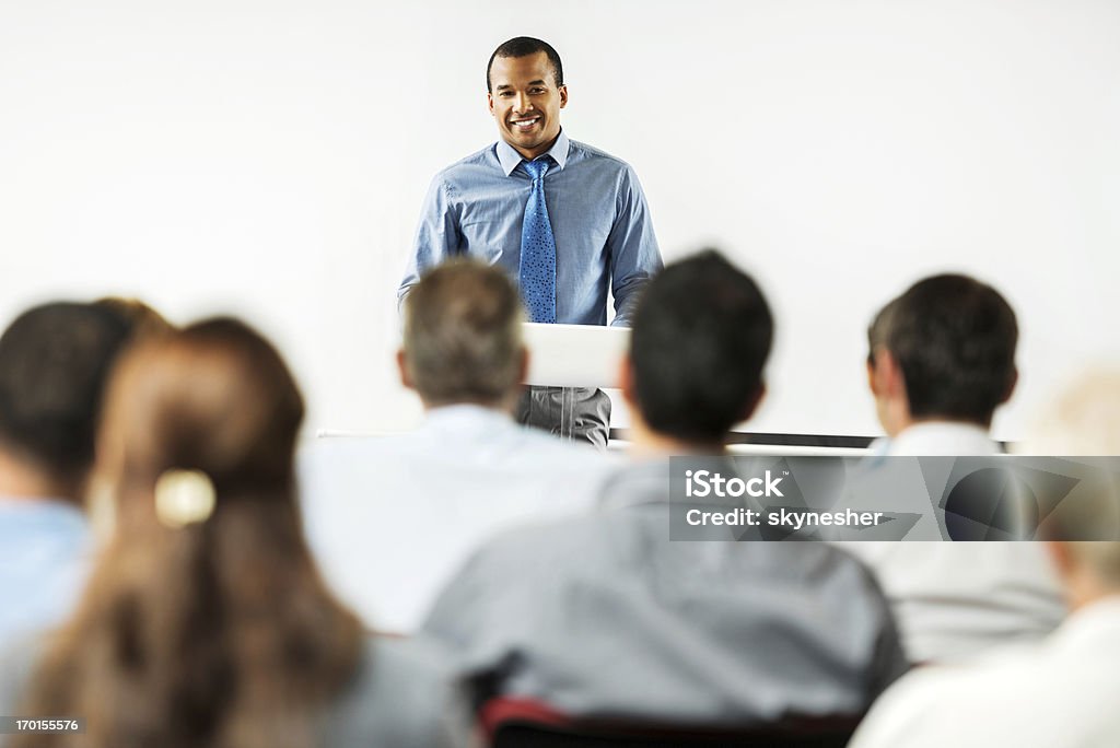 Afro-amerikanischer Mann, eine öffentliche Rede. - Lizenzfrei Klassenzimmer Stock-Foto