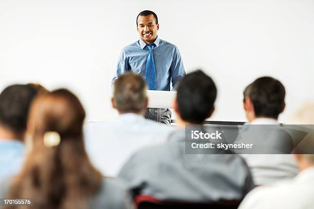 Afroamerikanischer Mann Eine Öffentliche Rede Stockfoto und mehr Bilder von Klassenzimmer - Klassenzimmer, Moderator, Männliche Person