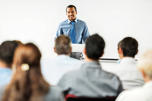 homme afro-américain à avoir une intervention publique. - business meeting smiling ethnic multi ethnic group photos et images de collection