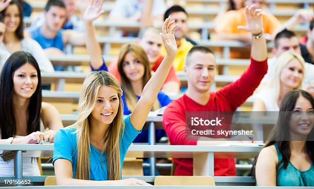 Studenten Im Hörsaal Mit Erhöhter Hände Stockfoto und mehr Bilder von Hand heben - Hand heben, Hörsaal, Antworten