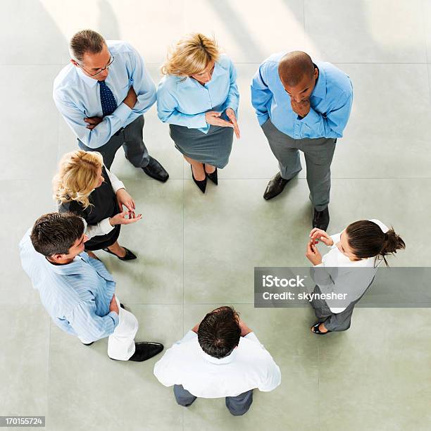 Grupo De Mujeres Y Hombres Que Recibieron Instrucciones Foto de stock y más banco de imágenes de Círculo