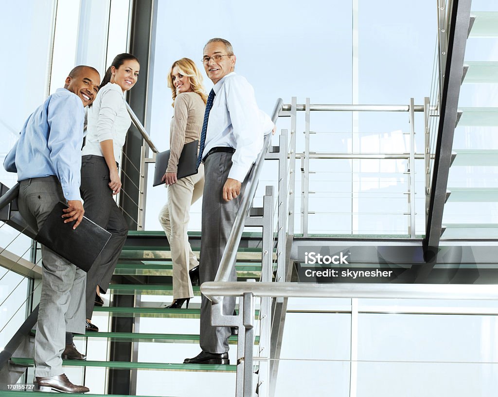 Группа улыбающихся людей, предприниматели на лестнице. - Стоковые фото Лестница роялти-фри