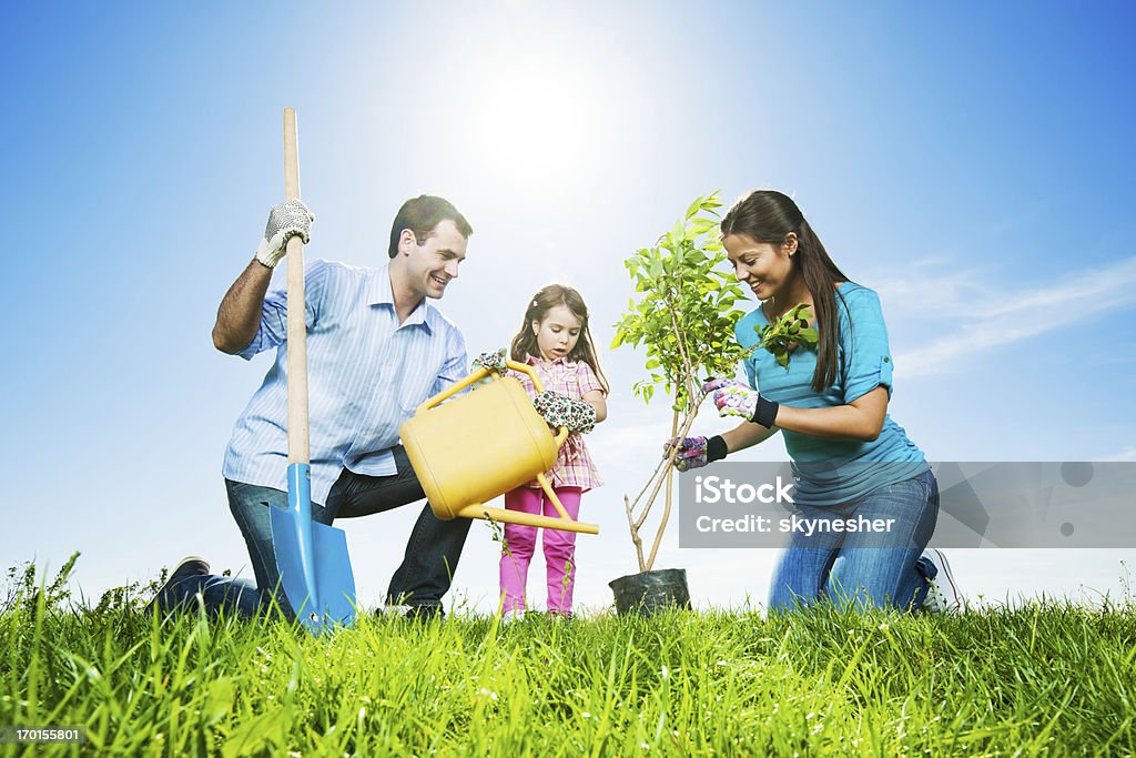 Mather, pai e sua filha em dia bonito jardinagem - Foto de stock de Plantar royalty-free