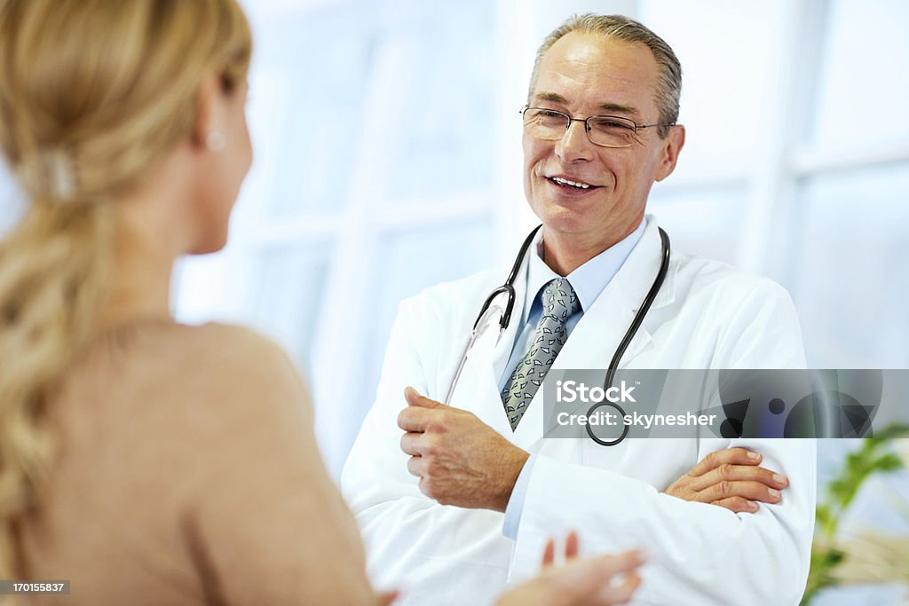 Senior homme médecin parlant avec son patient. - Photo de Adulte libre de droits