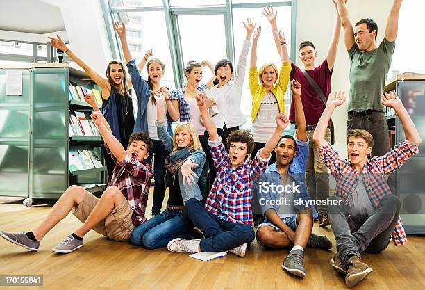 Группа В Экстазе Колледж Студенты В Библиотеке — стоковые фотографии и другие картинки Поднятая вверх рука - кисть руки - Поднятая вверх рука - кисть руки, Многонациональная группа, Студент университета