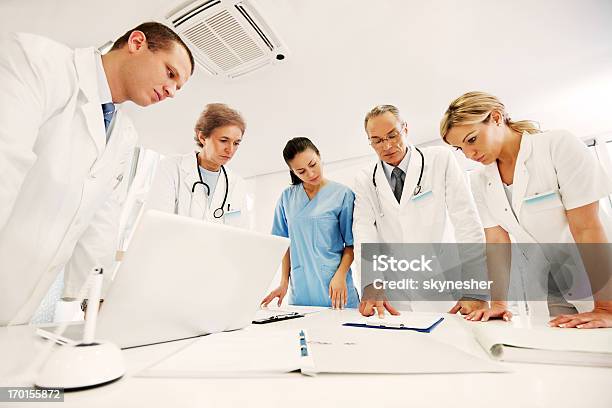 Foto de Profissional De Saúde Em Um Consultório Médico e mais fotos de stock de Grupo Grande de Pessoas - Grupo Grande de Pessoas, Hospital, Profissional de Saúde