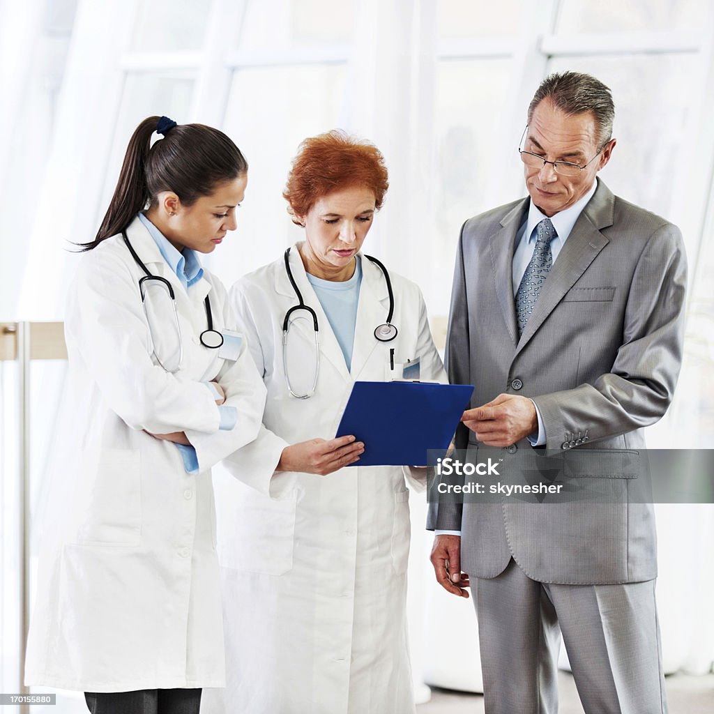 Administrador a falar com a equipa médica no Hospital. - Royalty-free Administrador Foto de stock