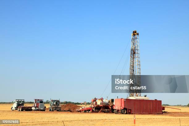 Foto de Plataforma De Perfuração De Petróleo No Campo e mais fotos de stock de Oklahoma - Oklahoma, Manufaturar, Plataforma de Perfuração